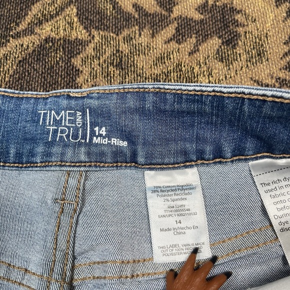 Time and Tru Women's Denim Shorts Mid Rise Cuffed Hem Medium Wash Size 14 C - Picture 3 of 6